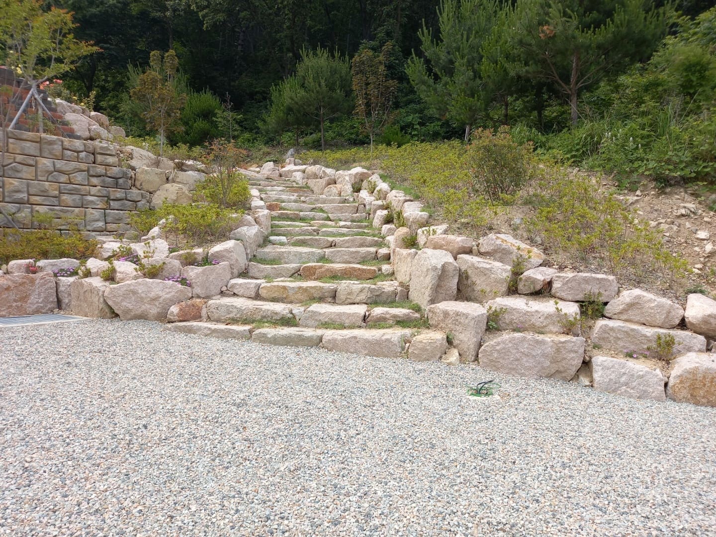 자연석 계단 조성, 화강석 디딤돌 사이 잔디 식재로 마감한 정원 계단