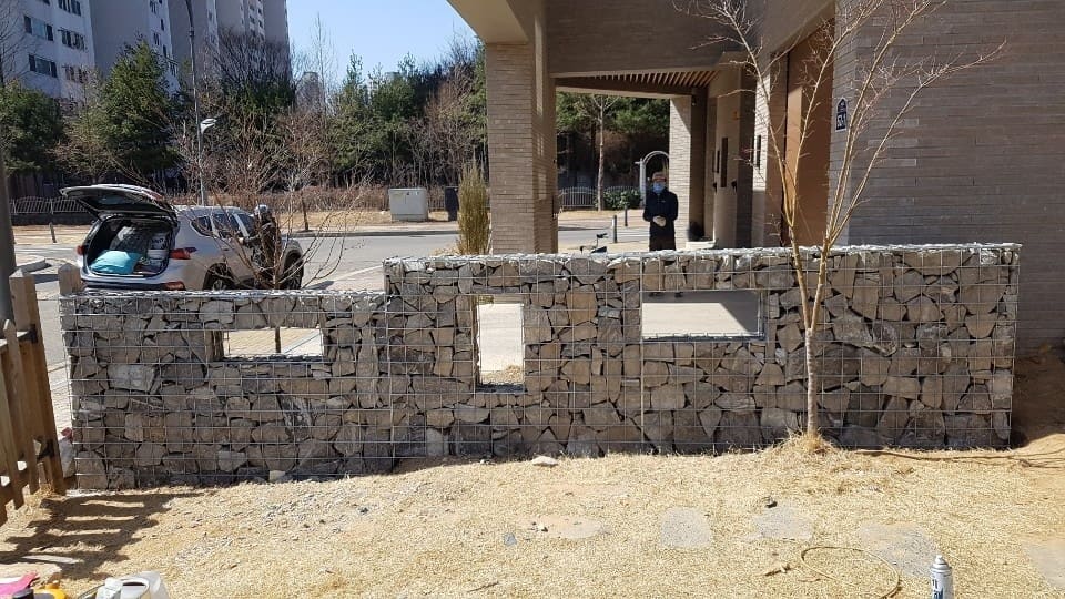 카페 매장 입구 앞 개비온 철망 프레임 설치 모습