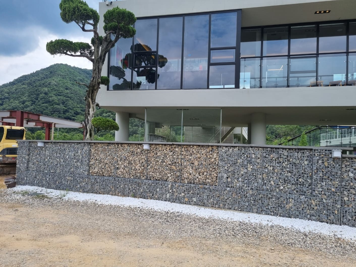 동일 규격으로 다량 제작된 맞춤 개비온 패널, 대량 납품 준비 모습